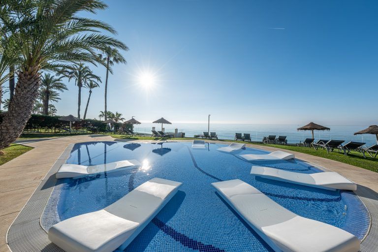 Tumbonas sumergidas en una piscina del hotel Torrequebrada de Málaga