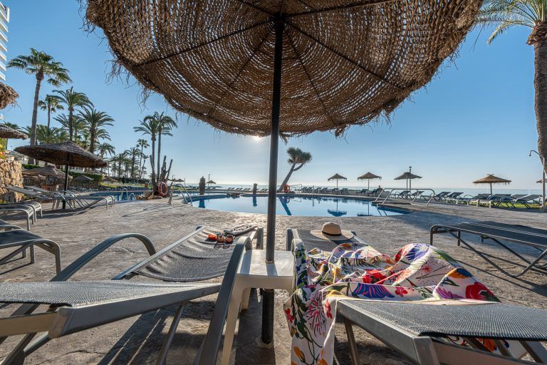 Tumbonas y sombrillas en la piscina del hotel Torrequebrada de Málaga